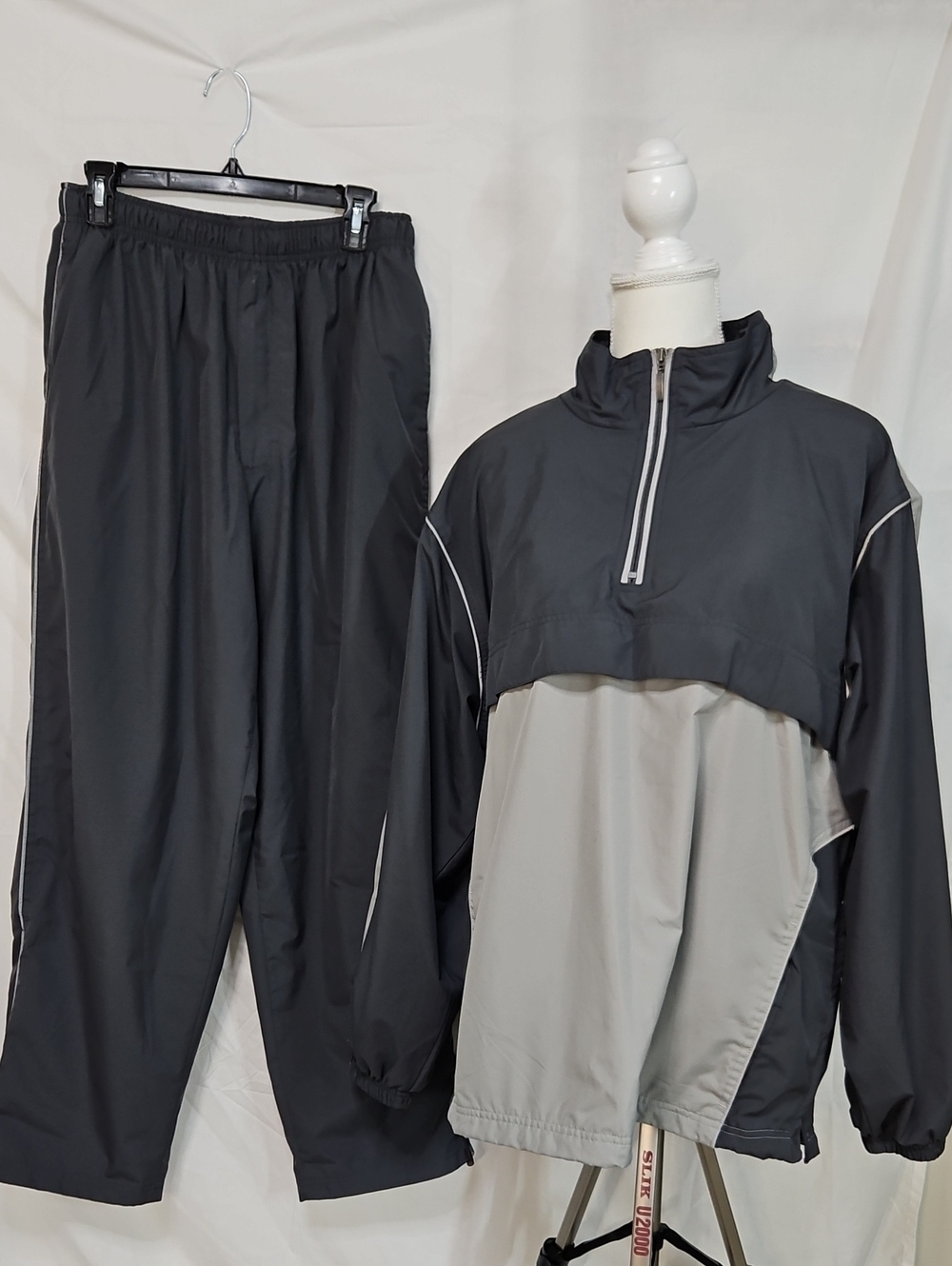 Men's Two-Tone Pullover Windbreaker And Pants— Light And Dark Gray